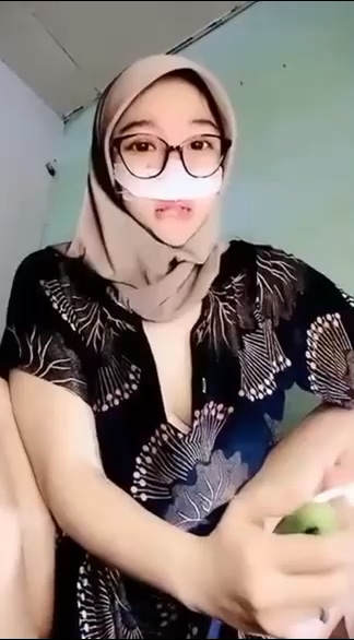 Hijab Haus Kontol Masukin Dua Timun Ke Memeknya