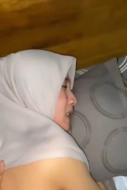 Ukhty Meringgis Disodok Dari Belakang