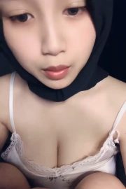 Yuki Hijab Cantik Buka Semuanya Colmek Menggoda