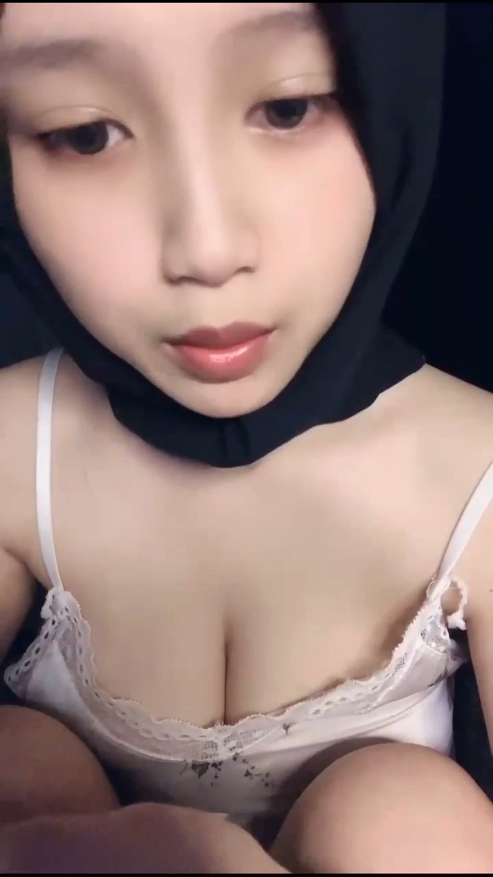 Yuki Hijab Cantik Buka Semuanya Colmek Menggoda