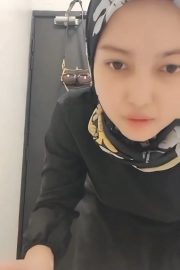 Hijab Di Ruang Ganti Pamer Bibir Itil